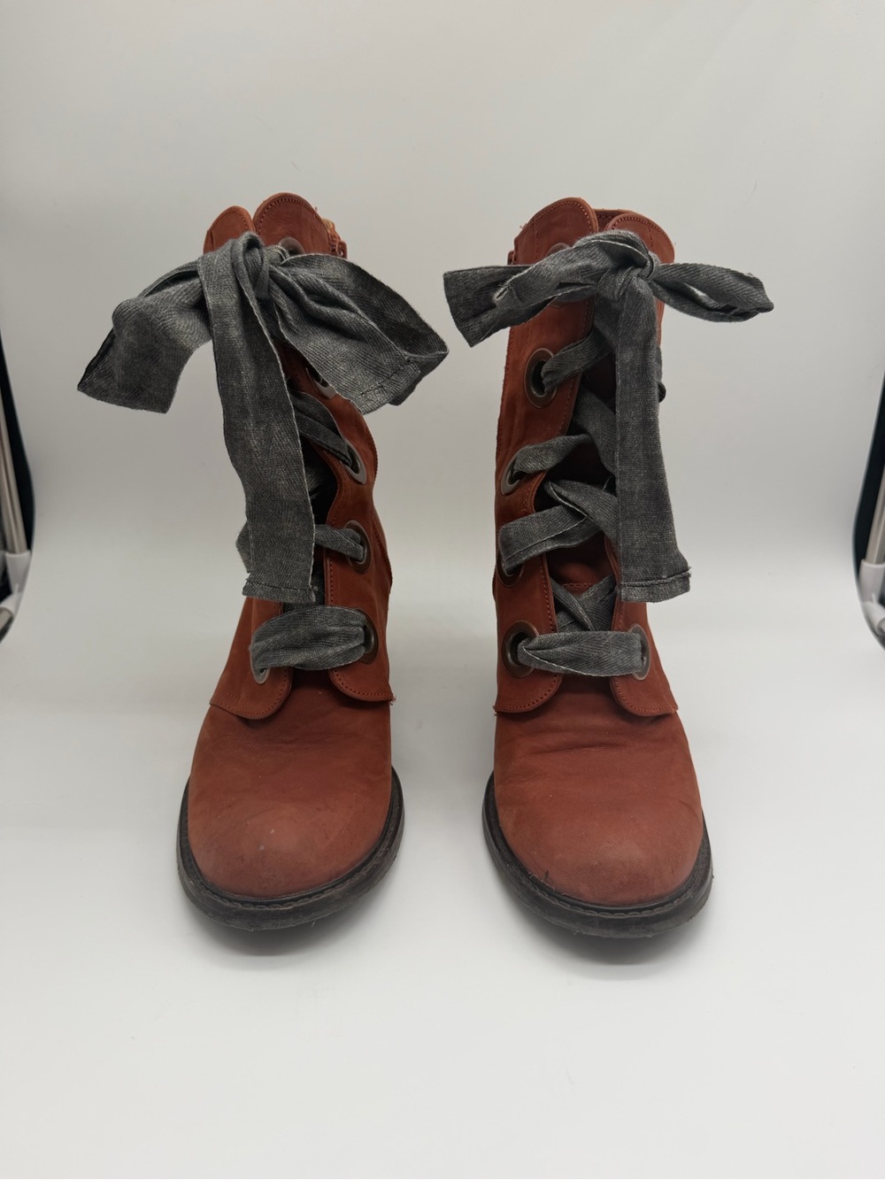 John Fluevog Rust Suede Lace-Up Ankle Boots with Gray Ribbon Laces Sz 8 US
